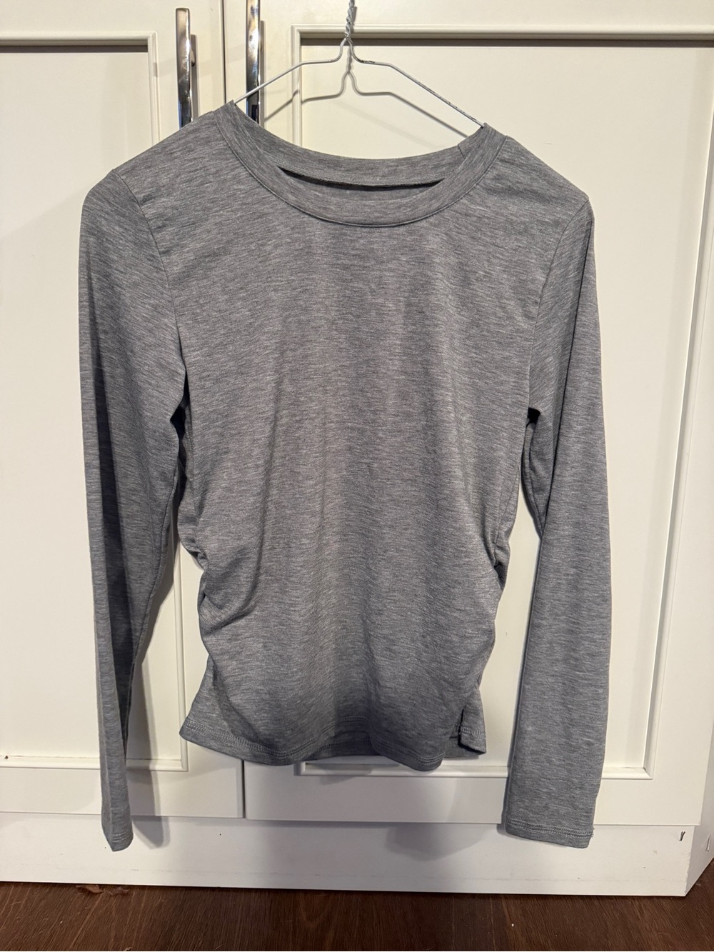 Women's Gray Long-Sleeve Crewneck Tee
